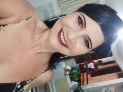 Mujer corona calientedando su coño y mostrando