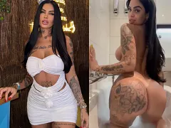 Mujer bailando desnudo en la bañera