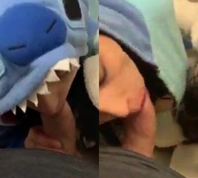 Dos hermosas mujeres chupando una polla caliente