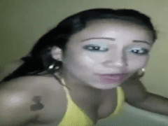 Dos putas calientes se atan la lengua después de chupar la polla de su amigo