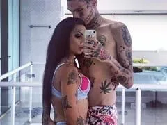 Mujer le dio un coscorrón a un matón y apuntó con una pistola a su nuevo novio mientras le chupaba el coño