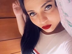 Una putilla traviesa, le hizo una mamada húmeda a su cliente y éste se corrió en su boca.
