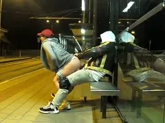 Follándose a su novia tetona en la parada del autobús
