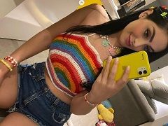 Mujer se quitó el pijama y se masturbó el coño