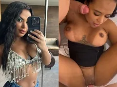 Mujer dándole al coño y chupándosela a sus amigos