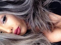 Una mujer más caliente de sólo 19 años que trabaja como CamGirl  delante de la cámara y tomó fotos calientes
