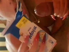 Cachonda haciendo una mamada untada con leche condensada