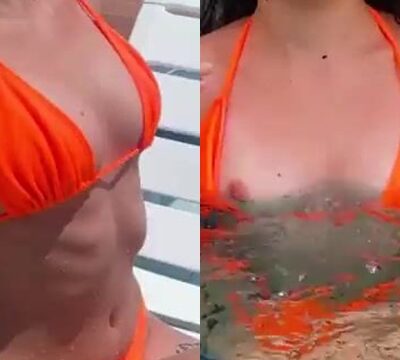 Hermosa mujer bañándose en bikini en la piscina y mostrando sus hermosos pechos