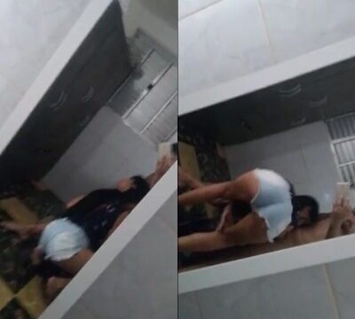 Hermosa mujer chupando polla delante del espejo