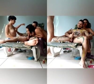 Hombre afortunado con dos mujeres teniendo sexo y disfrutándolo