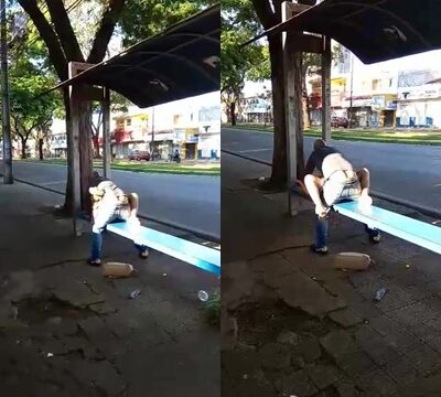 Hombre comiéndole el coño a su mujer en la parada del autobús