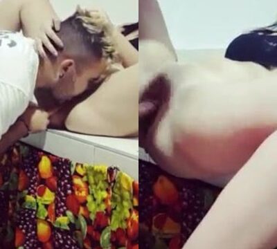 Hombre mete el dedo en el coño de su novia y luego le come el coño