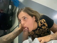 Rubia chupando en el aeropuerto y enseñando las tetas en público