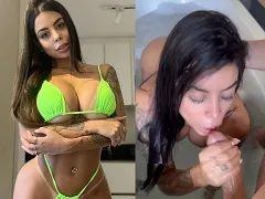 Mujer haciendo una deliciosa mamada en la bañera