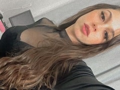 Mujer desnuda mostrando sus grandes tetas y revolcándose ante la cámara