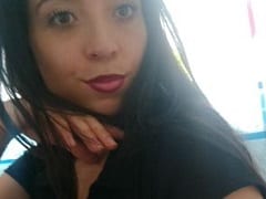 Mujer Latina Maravilhosa hace un striptease para enseñar su coño depilado en un vídeo casero