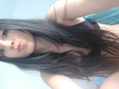 Mujer Deliciosa de 20 Años Mostrando sus Bragas y Masturbando su coño Caliente
