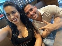 Una deliciosa morena argentina, deja que su novio le frote el coño y simula un oral con un consolador