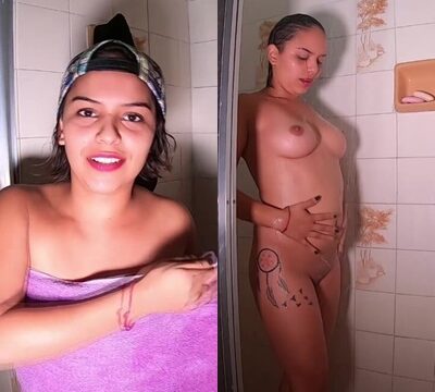 Joven tetona tomando un baño