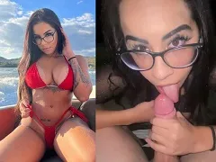 Mujer haciendo una mamada y recibiendo una buena dosis de leche