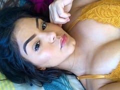 Una morena muy caliente, hizo un picante directo con las bragas puestas, mostrando su gran trasero y sensualizando.
