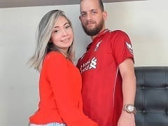 Maravillosa rubia carioca se pone gel en el culo para que su novio se ponga detrás y se la folle duro