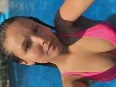 La famosa ninfómana de 19 años  pagó una teta ligera en Instagram y presumió revolcándose