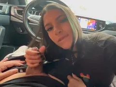 La traviesa Lauren chupando la polla de Uber