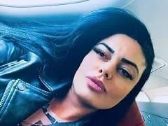 La musa morena del estado de Bahía está en cuarentena haciendo vídeos rodando desnuda enseñando su gran trasero