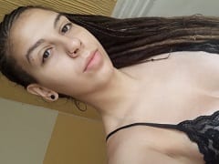 Joven brasileña de 19 años graba un vídeo chupando y haciéndose cuatro en la bañera