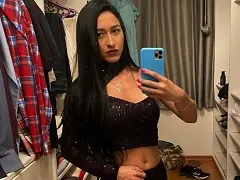 Mujer masturbándose al despertar