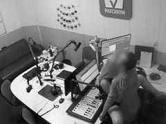 El locutor aprovechó que todo el mundo había salido a comer y se llevó a una tía buena a la emisora para tener sexo, pero se olvidó de las cámaras – Caiu na Net