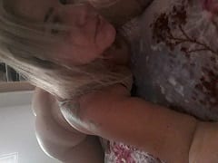 Rubia bronceada fue con su marido a la casa del cornudo y liberó su coño para él mientras su marido filmaba