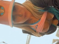 Rubia caliente mostrando sus grandes tetas en el partido de Gremio