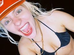 Mujer en una fiesta en un yate rodando deliciosamente