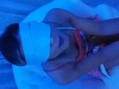 El chico malo le vendó los ojos a su mujer y jugó con ella a averiguar cosas y se llevó una polla nueva para que la probara