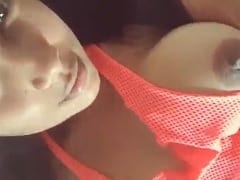La deliciosa angoleña  muestra sus grandes tetas y su coño en un vídeo casero