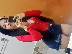 La mujer se exhibe desnuda en la ducha