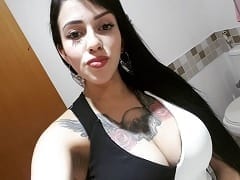 Morena estrella porno tatuada dando una corrida real en la cuarentena