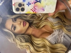 Rubia desnuda mostrando sus grandes tetas y montando un consolador