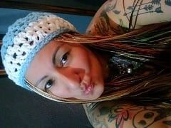 La deliciosa rubia tatuada de Argentina grabó un vídeo casero tirándose las bragas a un lado y masturbándose el coño para enviárselo a su novio