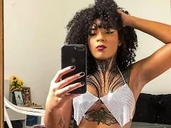 Mujer desnuda mostrando su gordito coño y sus sabrosas tetas