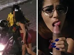 Morena sexy engaña a su novio mensajero en moto en plena calle