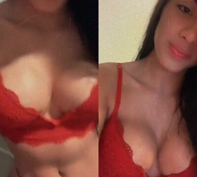 Mujer caliente y tetona en bragas