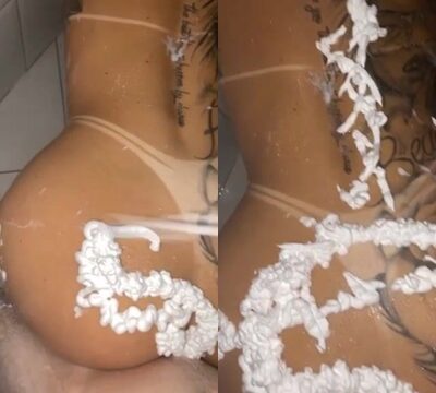 Mujer tatuada dando su coño y el hombre grabó este delicioso sexo