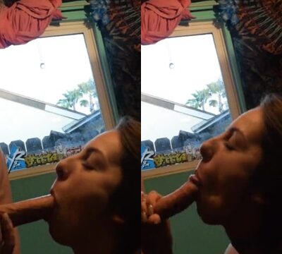 Mujer tragando una polla mientras hombre la filma chupando