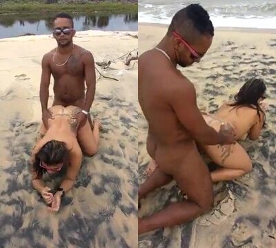 Mujer traviesa dando su coño en la playa al negro