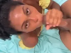 Joven mulata chupando la polla de su amigo y recibiendo leche en la cara
