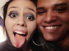 Traviesa novia mamando la polla