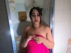 Mujer mostrándose desnuda en la bañera